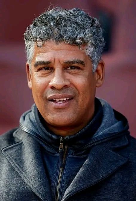 Rijkaard Breekt Stilte: Waarom Zijn Echtscheiding Onvermijdelijk Was – Een Voetbalicoon Spreekt