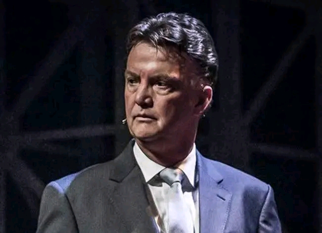 Gefeliciteerd Louis van Gaal: Ajax viert met intense vreugde de terugkeer van de legende uit het ziekenhuis…