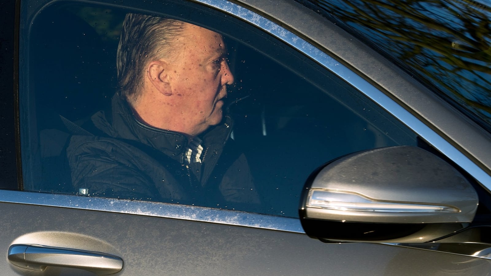 Feestelijk Welkom: Familie en Vrienden Verenigen zich in Vreugde terwijl Louis van Gaal Vanochtend uit…