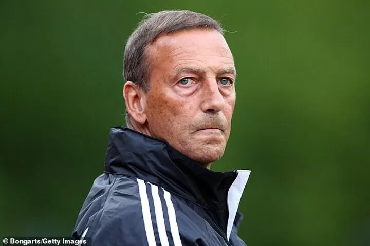 Amsterdam Huilt: Ajax-Legende Overlijdt op 73-Jarige Leeftijd en Laat de Voetbalwereld in Rouw Achter…