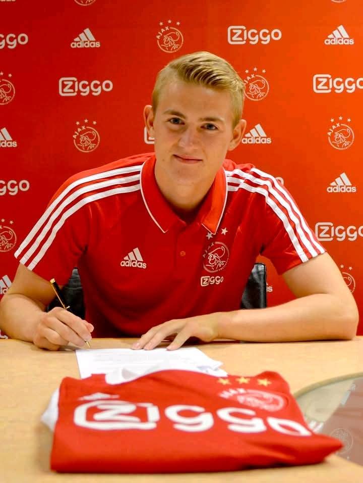 Hoofdtrainer John Heitinga van Ajax Amsterdam heeft met Manchester United overeenstemming bereikt over de contractverlenging van de Nederlandse verdediger Matthijs de Ligt ter waarde van £60 miljoen…