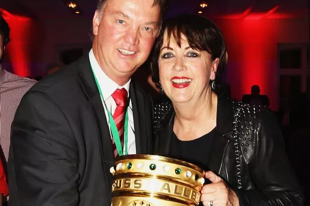 Gebroken Banden en het Gevecht van een Miljardair: Truus van Gaal sleept voetbalicoon Louis van Gaal voor de rechter en eist…