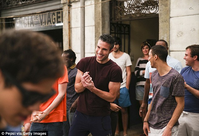 ROBIN VAN PERSIE RUILT DOELPUNTEN VOOR DADEN VAN COMPASSIE: DE FEYENOORD-LEGENDE STAPT VAN HET VELD DE STRAAT OP EN DONEERT…