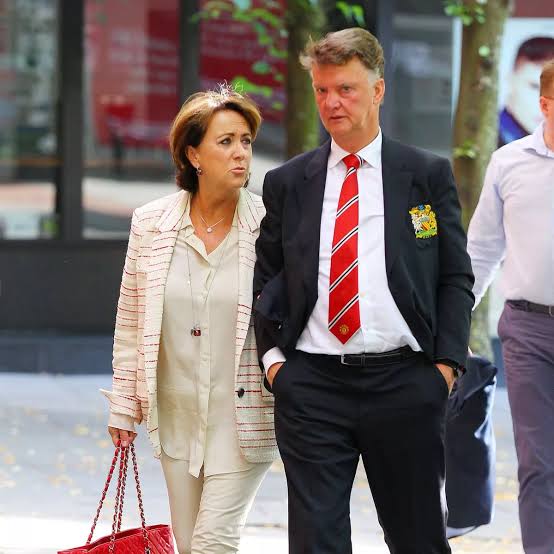 Schokgolf in de sportwereld: Louis van Gaal scheidt van echtgenote wegens buitenechtelijke affaires…