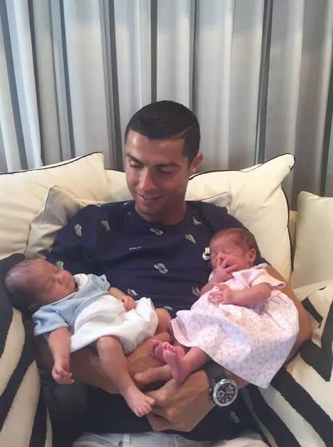 Gefeliciteerd aan de GOAT: De voetbalwereld jubelt terwijl Cristiano Ronaldo een nieuwe tweeling verwelkomt…