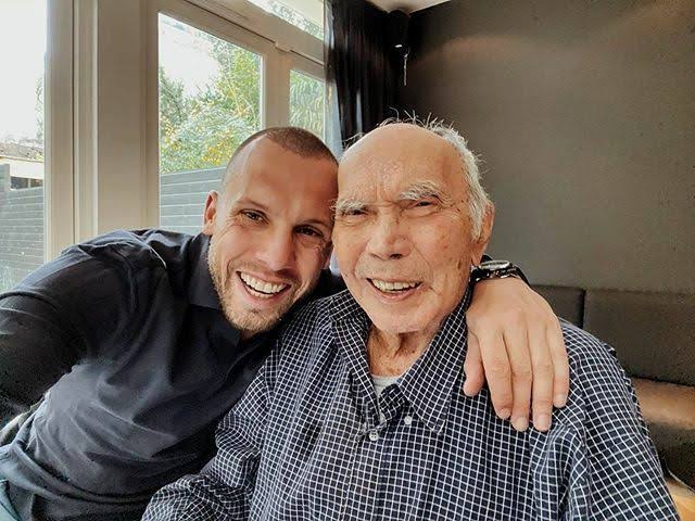 Emotioneel en verdrietig nieuws: De vader van Ajax-coach John Heitinga overlijdt in het ziekenhuis na een kort…