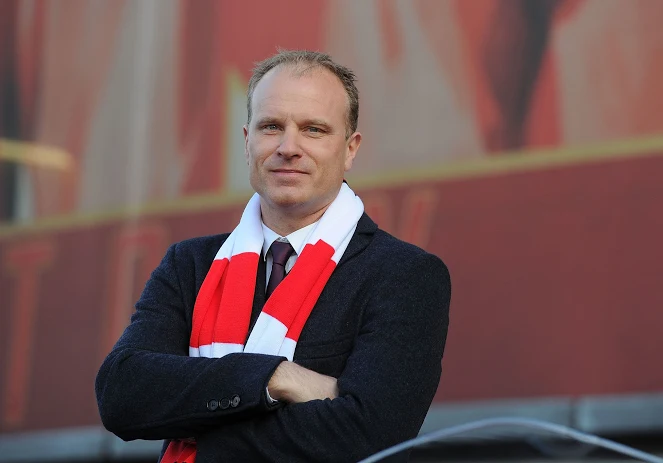  “De Architect van Dromen: Dennis Bergkamp Neemt Rol aan om Ajax’ Jeugdglorie te Herstellen!”…