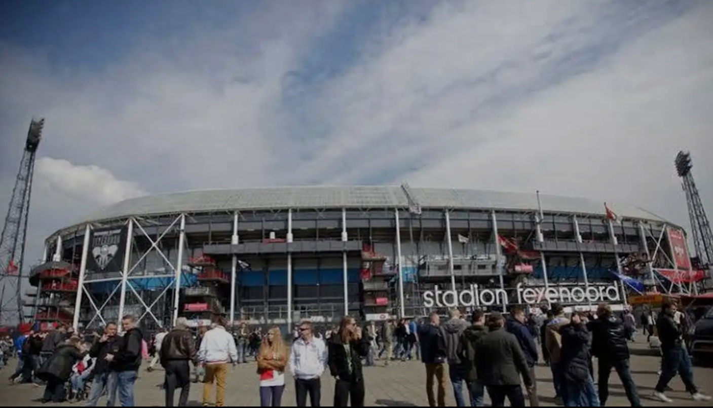 Breaking News!!! Zijwand van Feyenoord-stadion stort in na noodweer: Rotterdam in shock…