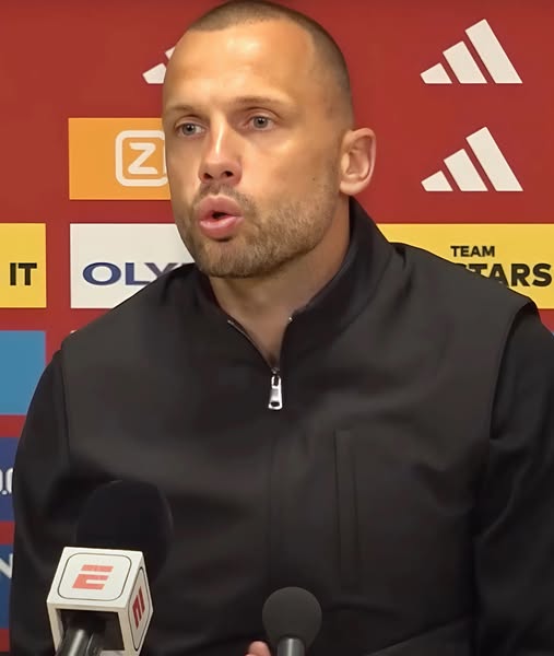 Ajax Brengt Nieuwe Hoofdcoach Binnen te Midden van Toenemende Speculatie: Onzekerheid Rond John Heitinga’s Toekomst Terwijl…