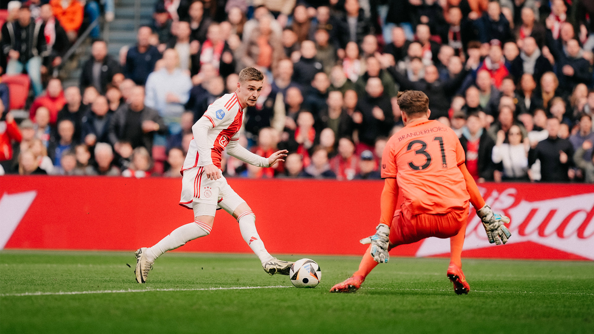 Kenneth Taylor Ontketent Ajax-Revival: Middenvelder Leidt Met Bevelende Tweede Helft de…