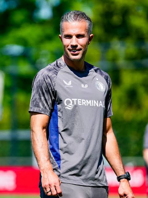 “Wat Willen Jullie Dat We Doen?” – Feyenoord Management Onder Leiding van Robin van Persie Plant een Historische…
