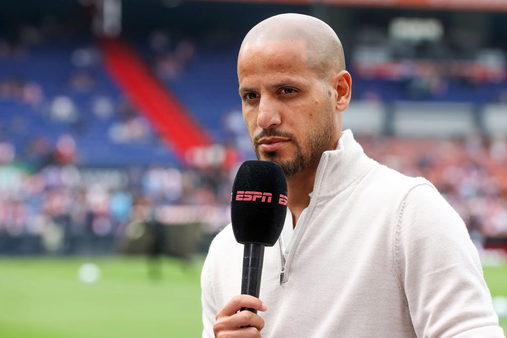 Karim El Ahmadi uit bezorgdheid over Ajax en PSV: ‘Verdedigend is het van degradatieniveau…