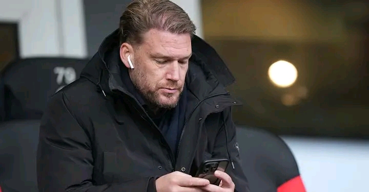 Nu de winterse transfermarkt zijn laatste uren ingaat, staat Ajax voor een spiegel: was…