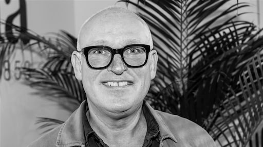 Sky Sports Nederland – Wereld in Rouw: Voetbalicoon René van der Gijp (64) Overleden bij Verwoestende Aardbeving in Zijn StadRust zacht, René van der Gijp (1961‑2026). Je nalatenschap blijft oneindig.