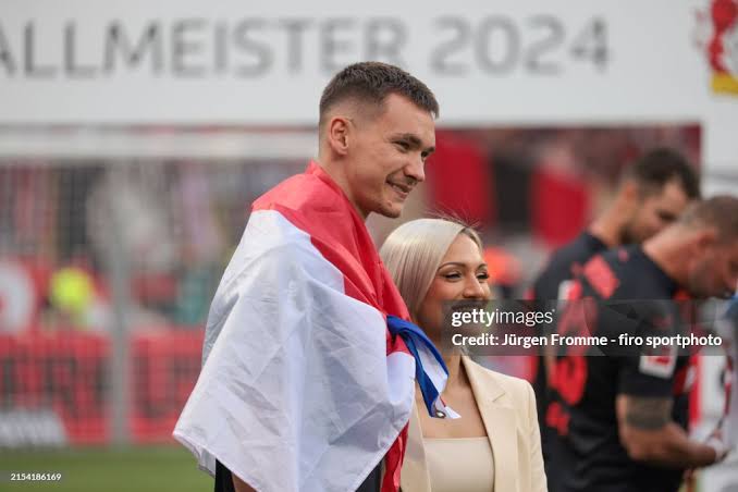 PSV‑doelman Matěj Kovář kondigt huwelijk aan tijdens sprookjesachtig verlovingsfeest – de liefde van zijn leven staat centraal