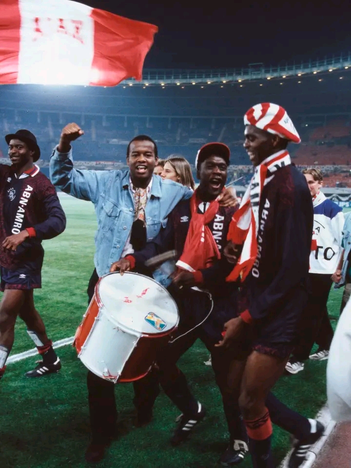 Ajax Draagt Clubicoon Voor als Hoofdcoach op Zijn Historische…