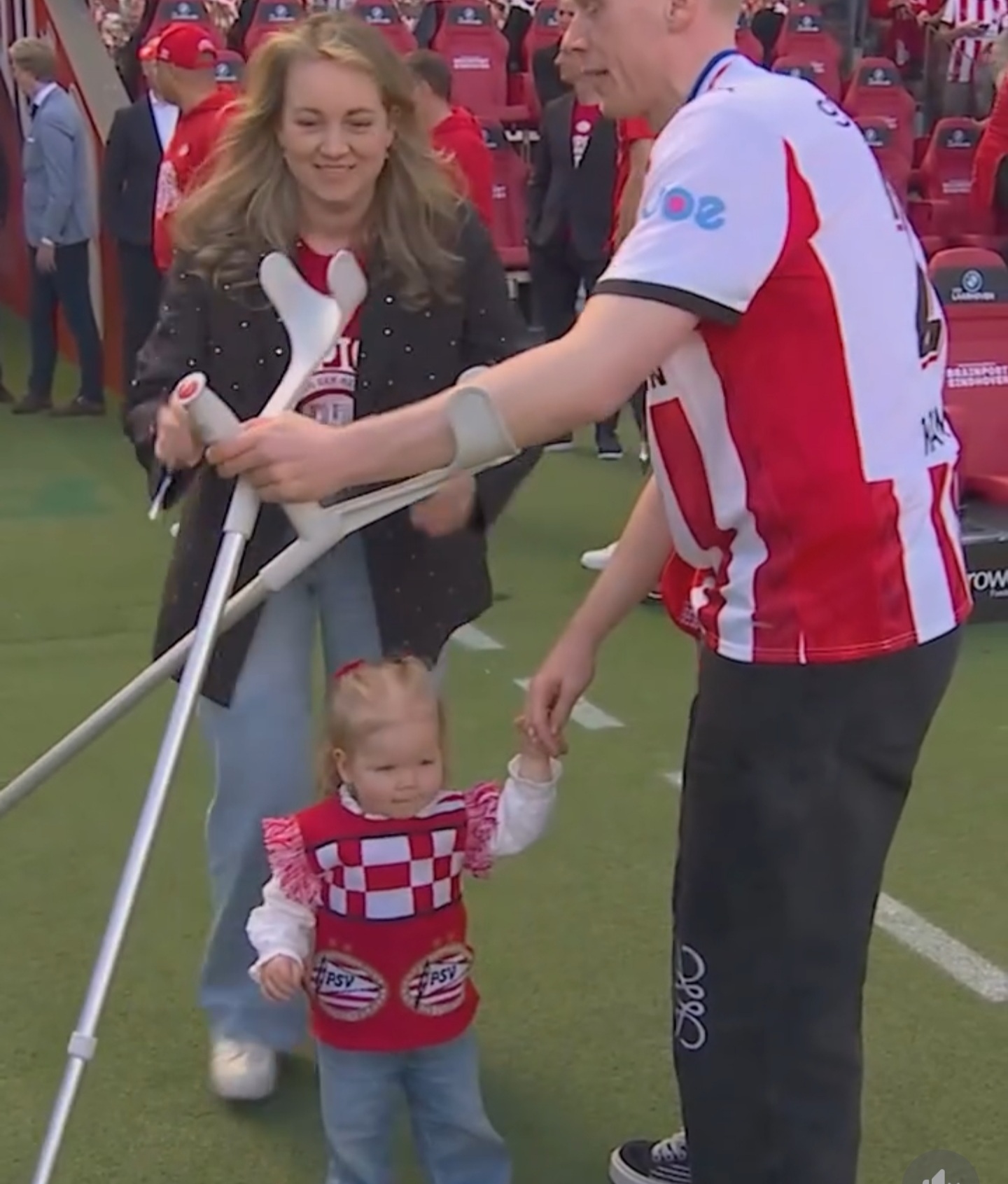 DONKERE DAGEN IN EINDHOVEN: PSV-SPELER EN ZIJN FAMILIE IN DIEPE PIJN NA VERWOESTENDE BLESSURE