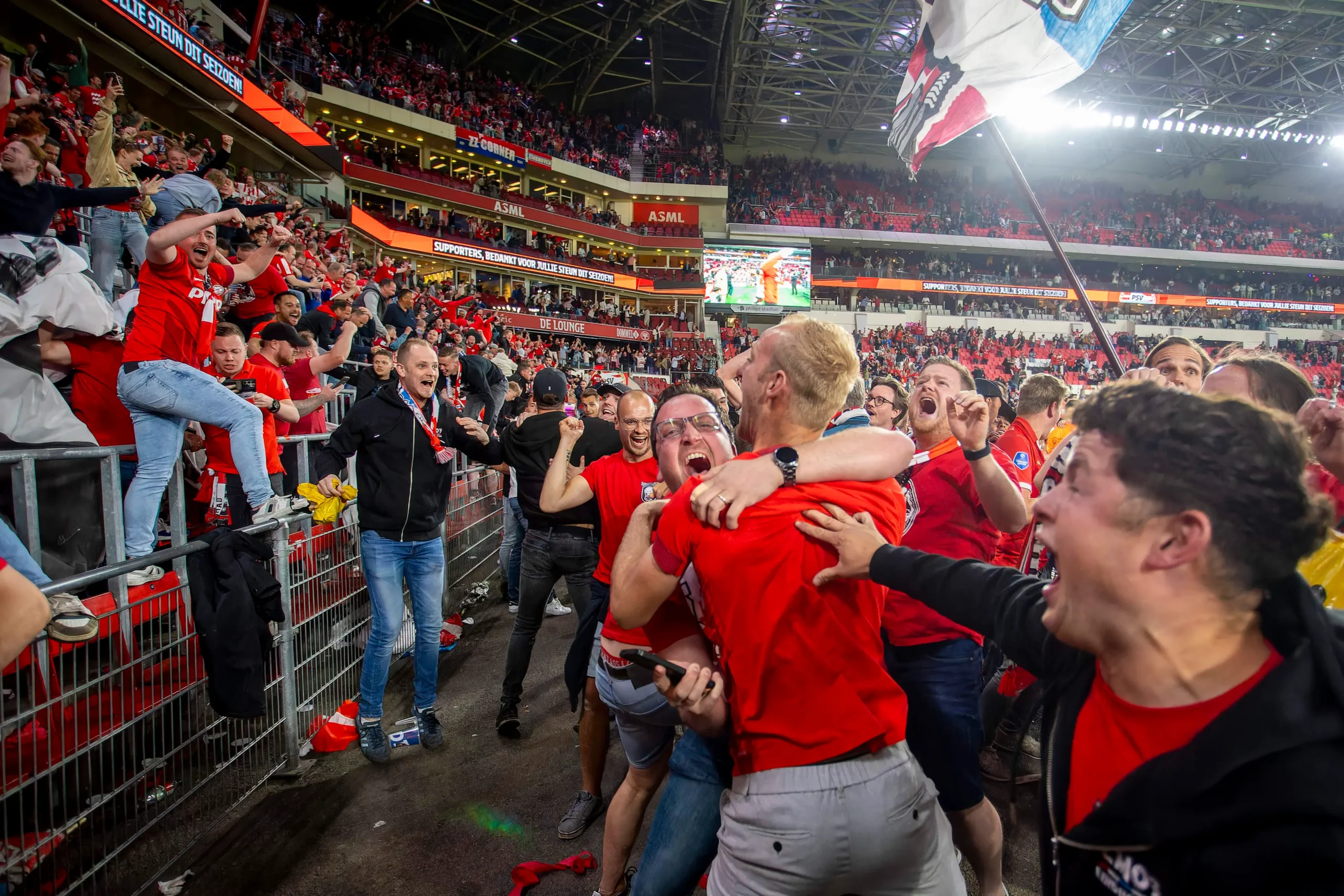 Post-Match Horror: Meerdere supporters van in het ziekenhuis na brute straatgevechten met fans van , terwijl…