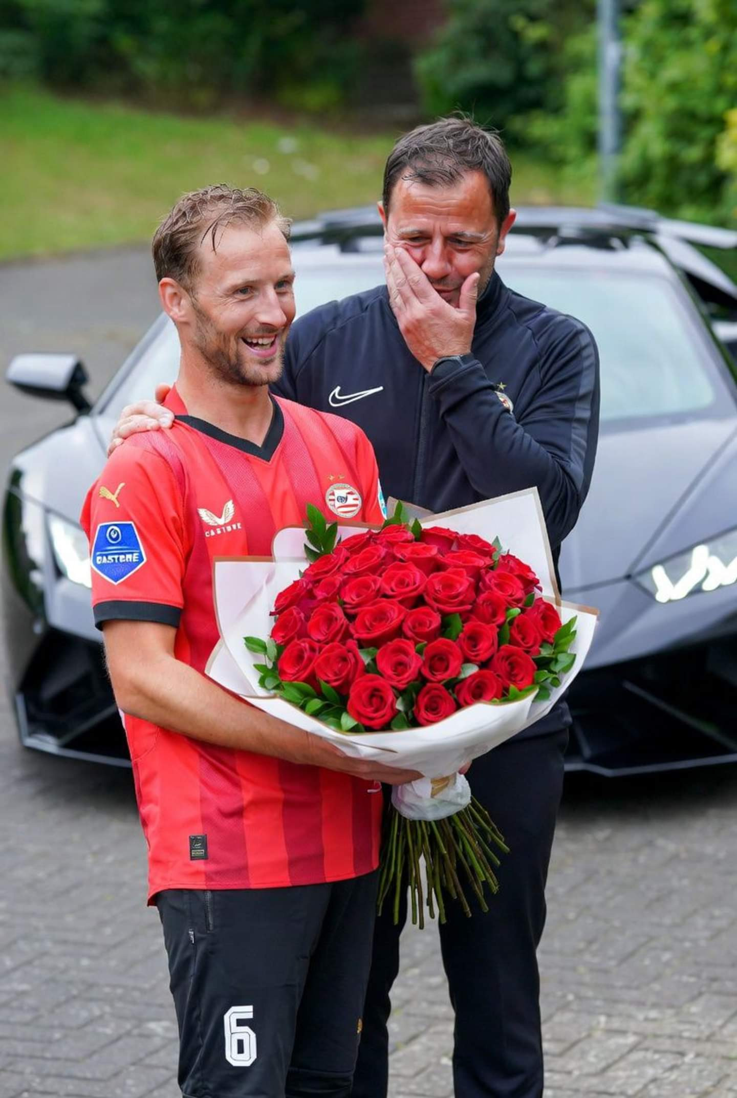 Trouwe PSV-fan ontroert Peter Bosz tot tranen met verbluffend Lamborghini-cadeau na historisch seizoen