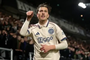 mika-godts-ajax-celebrates-0-1072893972